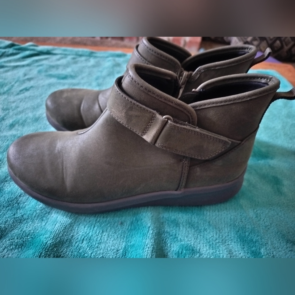 Clarks Cloudsteppers Sillian 2.0 West Ankle Boots Olive Green Size 8M